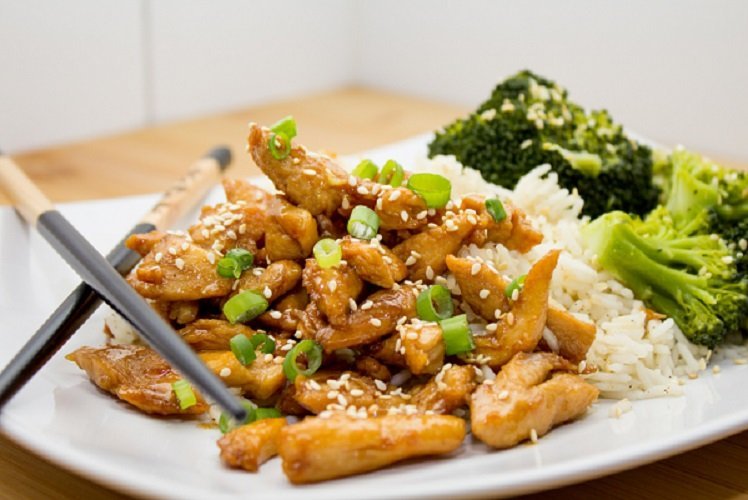 Pollo teriyaki con cebolla dulce